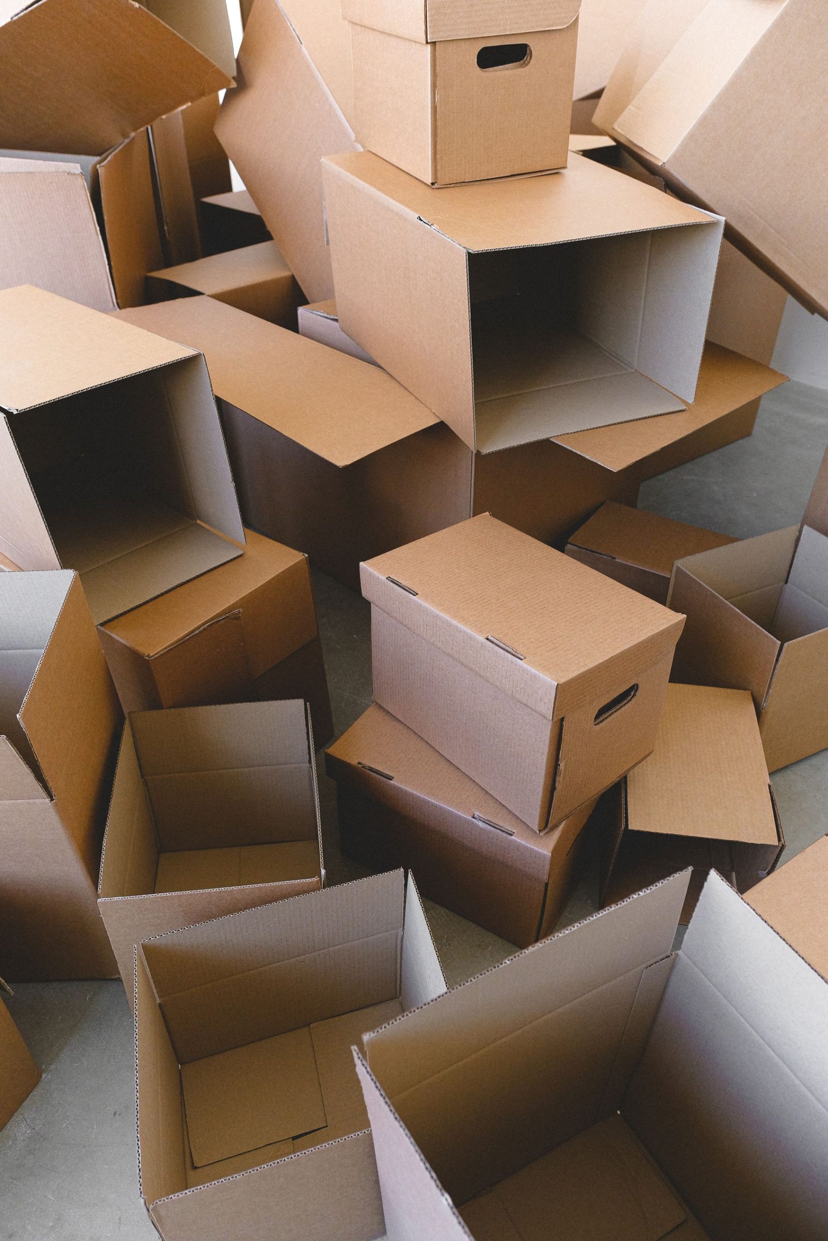 Chồng thùng carton chuẩn bị chuyển nhà